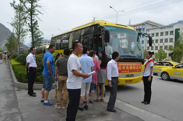 高考免費(fèi)接送車(chē)隊(duì)