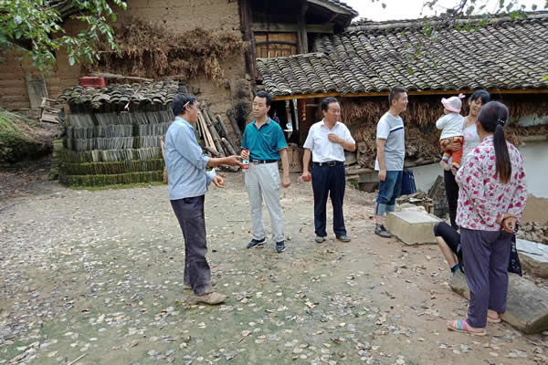 隴運集團(tuán)公司檢查指導(dǎo)琵琶鎮(zhèn)寧強(qiáng)村幫扶工作