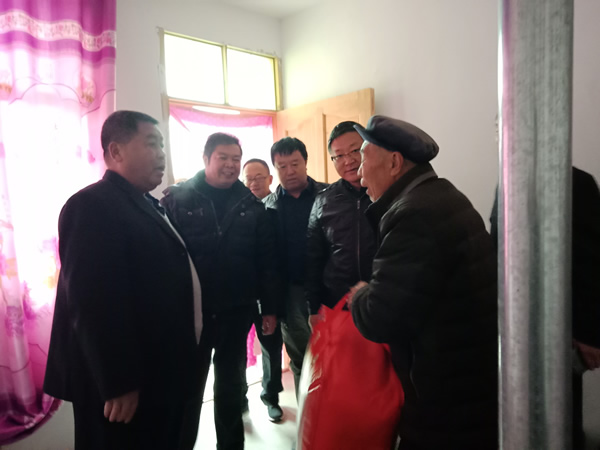 隴運(yùn)集團(tuán)公司開展“解難題、辦實(shí)事、送溫暖”主題黨日活動(dòng)