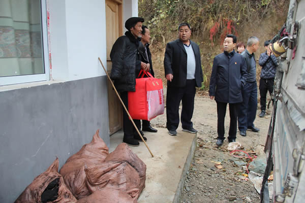 隴運(yùn)集團(tuán)公司開展“解難題、辦實(shí)事、送溫暖”主題黨日活動(dòng)